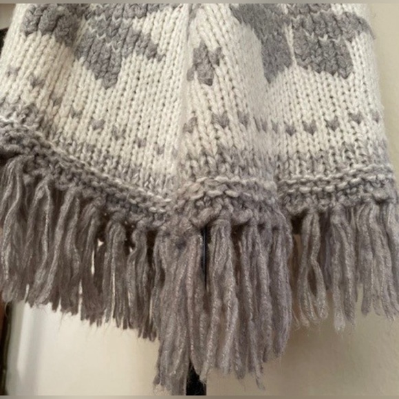 NWT BCBG MAXZARIA SHAW/PONCHO - Picture 6 of 8